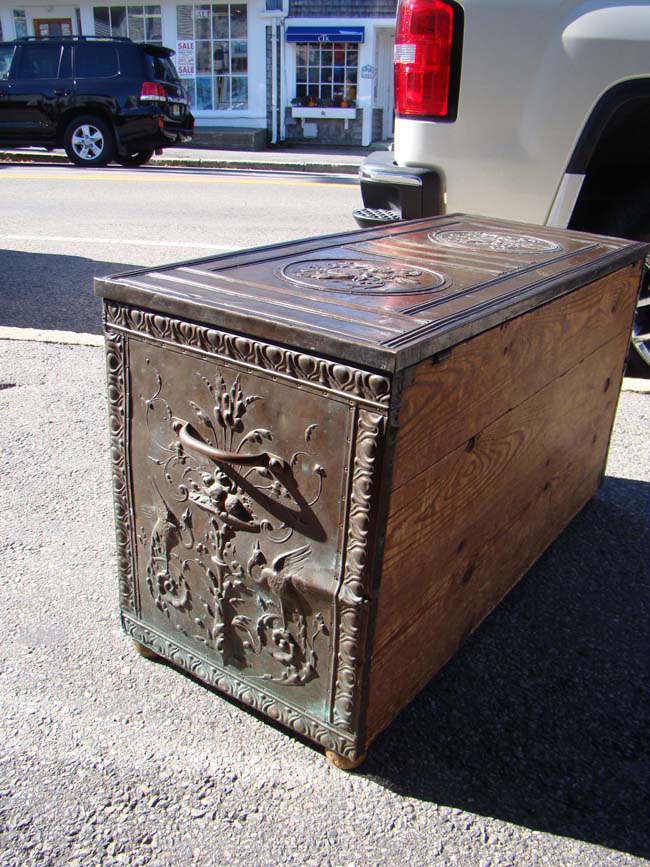 A 19th century Dutch brass repousse decorated coffer — image 3